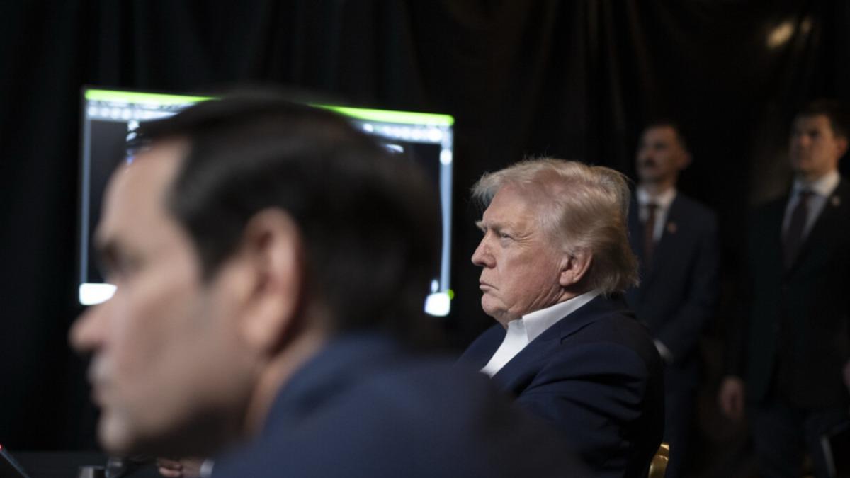 川普表情嚴肅。(圖／翻攝@realDonaldTrump)