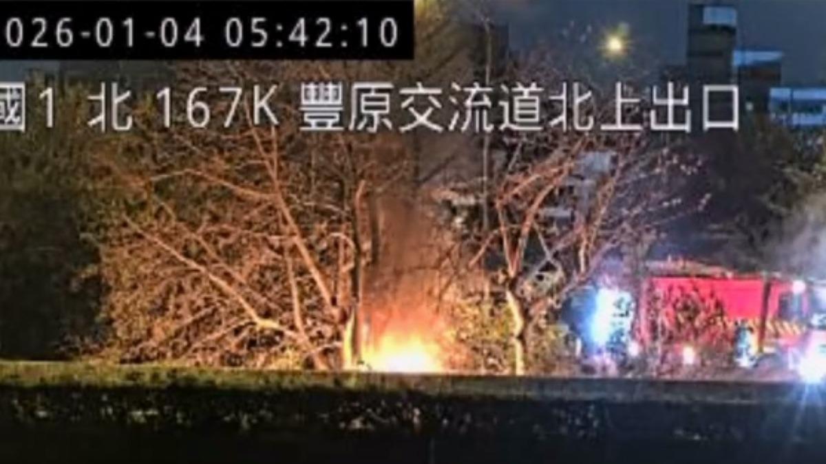 小貨車摔下邊坡後竄火。（圖／國道即時路況）