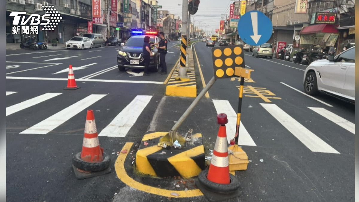 庇護島為保護行人,反成車禍熱點,撞不停。(圖/TVBS)