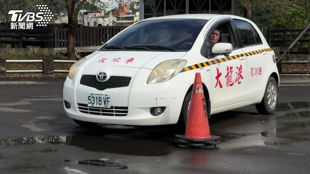 不要切西瓜!前輪瞄準方向,結果頭過車身不過。(圖/TVBS)