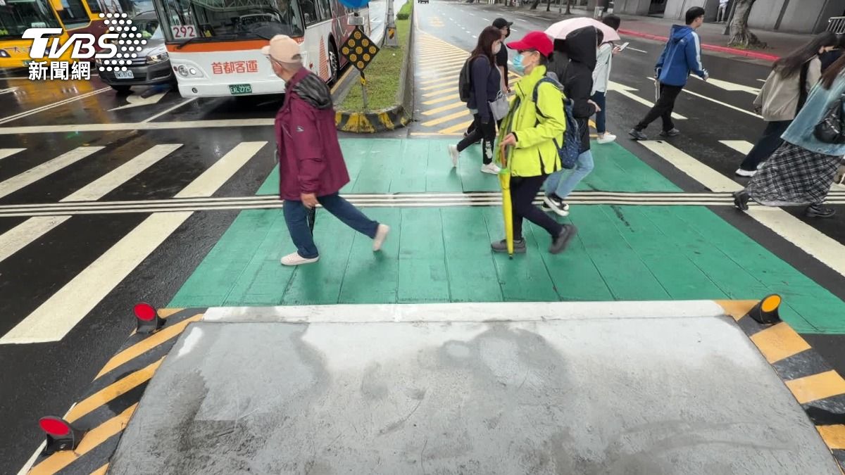 台灣各地的庇護島設計缺乏統一標準。(圖/TVBS)