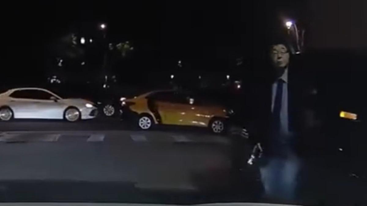 轎車逆向違停,後座乘客疑為前立委邱毅。(畫面翻攝/爆料公社)