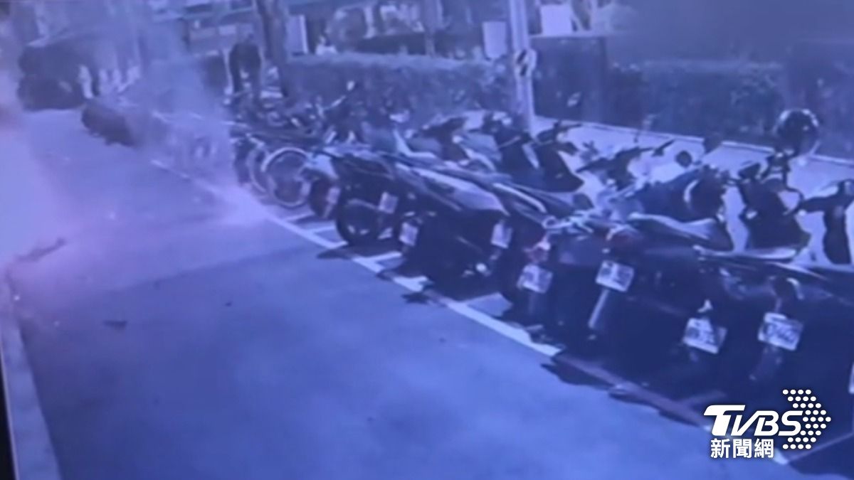 龍江路大火新畫面曝,室外機融化高處墜。(圖/TVBS)
