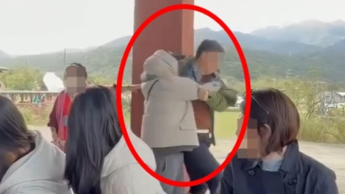 新北萬里大鵬足湯公園因位置問題爆衝突,2男扭打成一團。(圖/翻攝社會事新聞影音)
