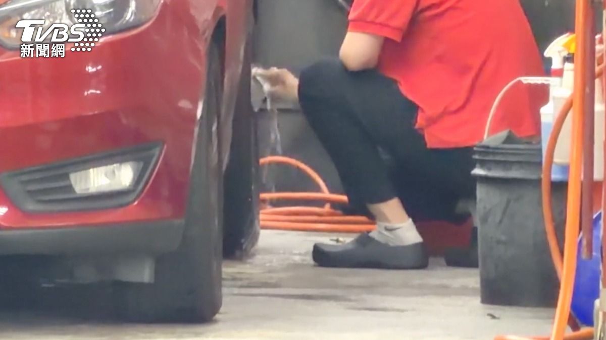 高雄市主任消保官:沒有取得消費者的同意，契約無效，若有爭議，可向服務中心提出申訴。（圖／TVBS）