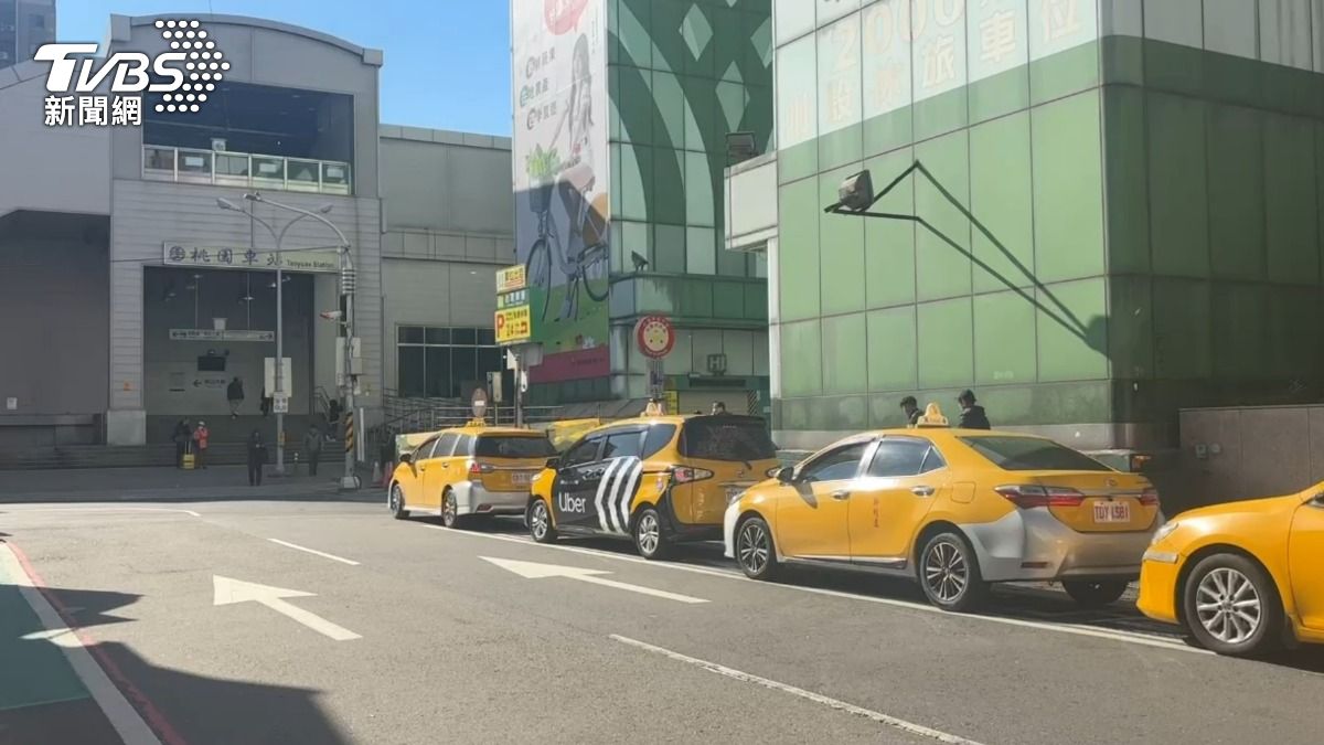 桃園計程車偷跑春節價，司機拒給乘車證明僅給手寫收據。（圖，非當事車輛／TVBS）