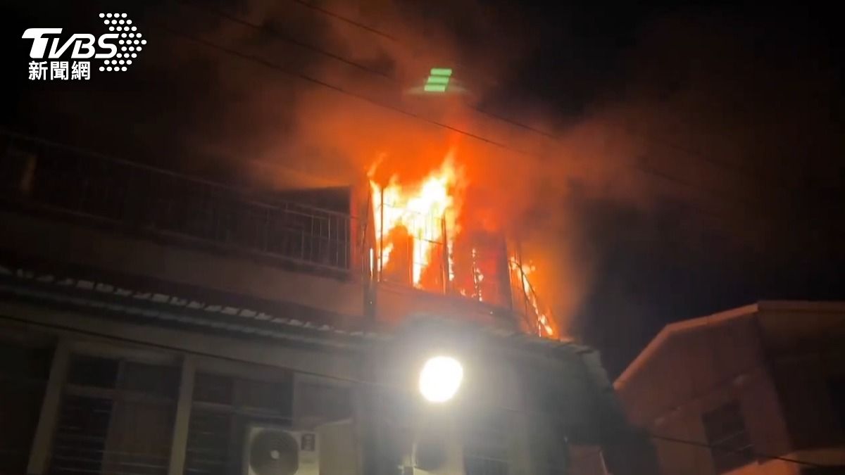 用電暖器不慎起火!員工宿舍三樓燒光,8人疏散嚇壞鄰居。(圖/義消提供)