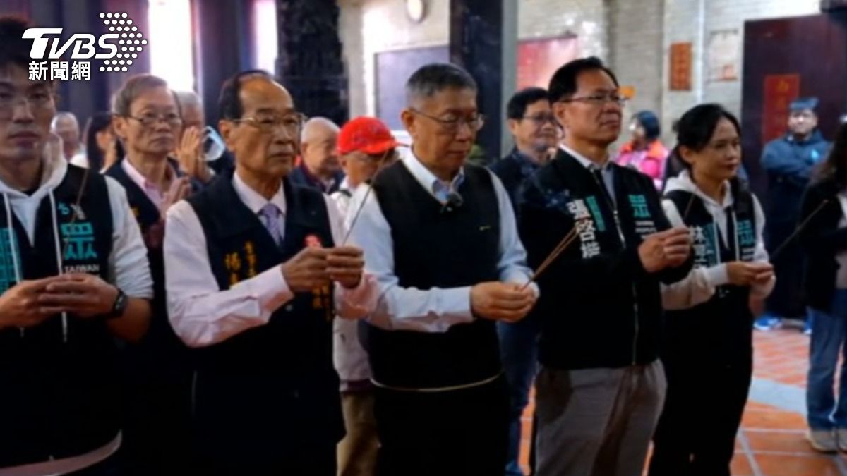 柯文哲嘉義掃街變簽名會，展現「老母雞」超高人氣。（圖／TVBS）