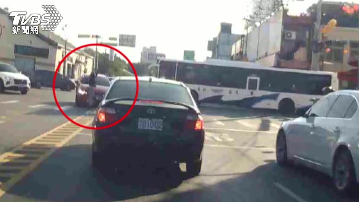 長裙女穿越馬路遭轉彎車擦撞!「憤怒敲窗理論」整段被錄下。(圖/民眾提供)