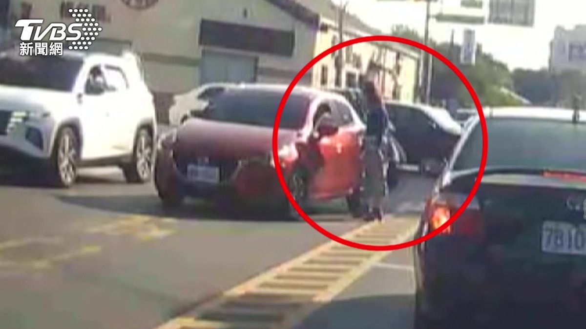 長裙女穿越馬路遭轉彎車擦撞!「憤怒敲窗理論」。(圖/民眾提供)