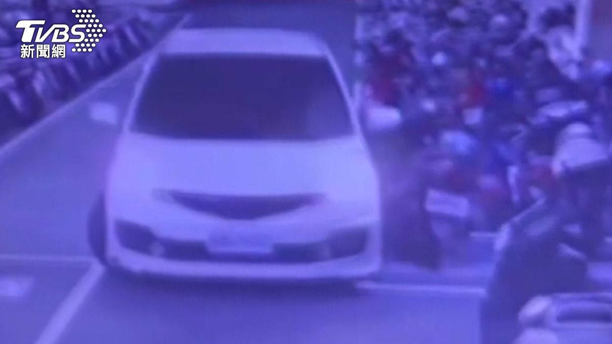 倒車地獄!37歲女誤闖機車區 「妞妞式技術」連撞多車畫面全都錄。(圖/TVBS)