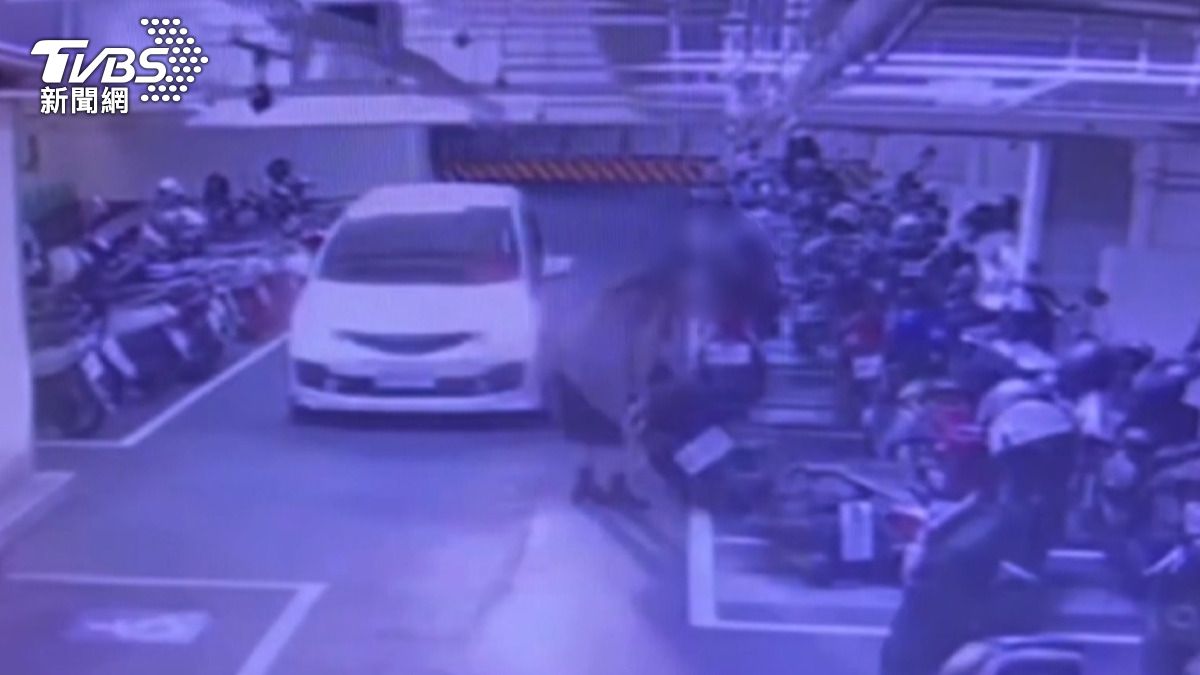 女駕「妞妞式」倒車 連撞機車畫面曝光。(圖/TVBS)