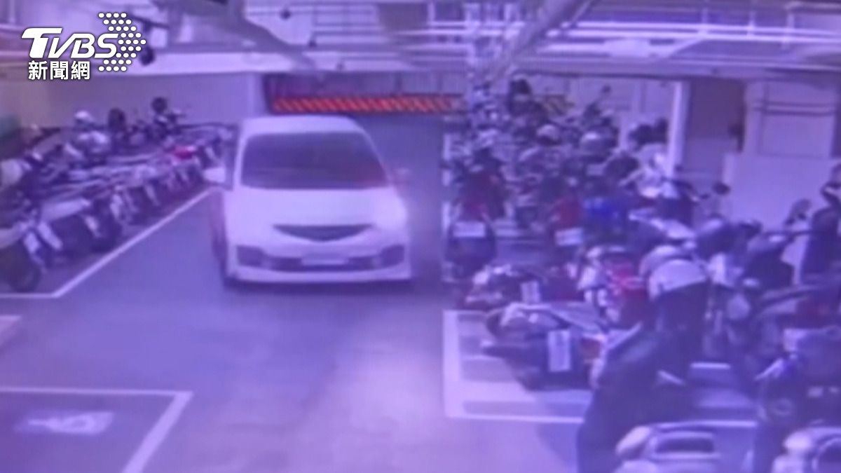 其中一台機車倒在車道上,女駕駛雖然下車移動機車,卻仍然將機車放倒。(圖/TVBS)