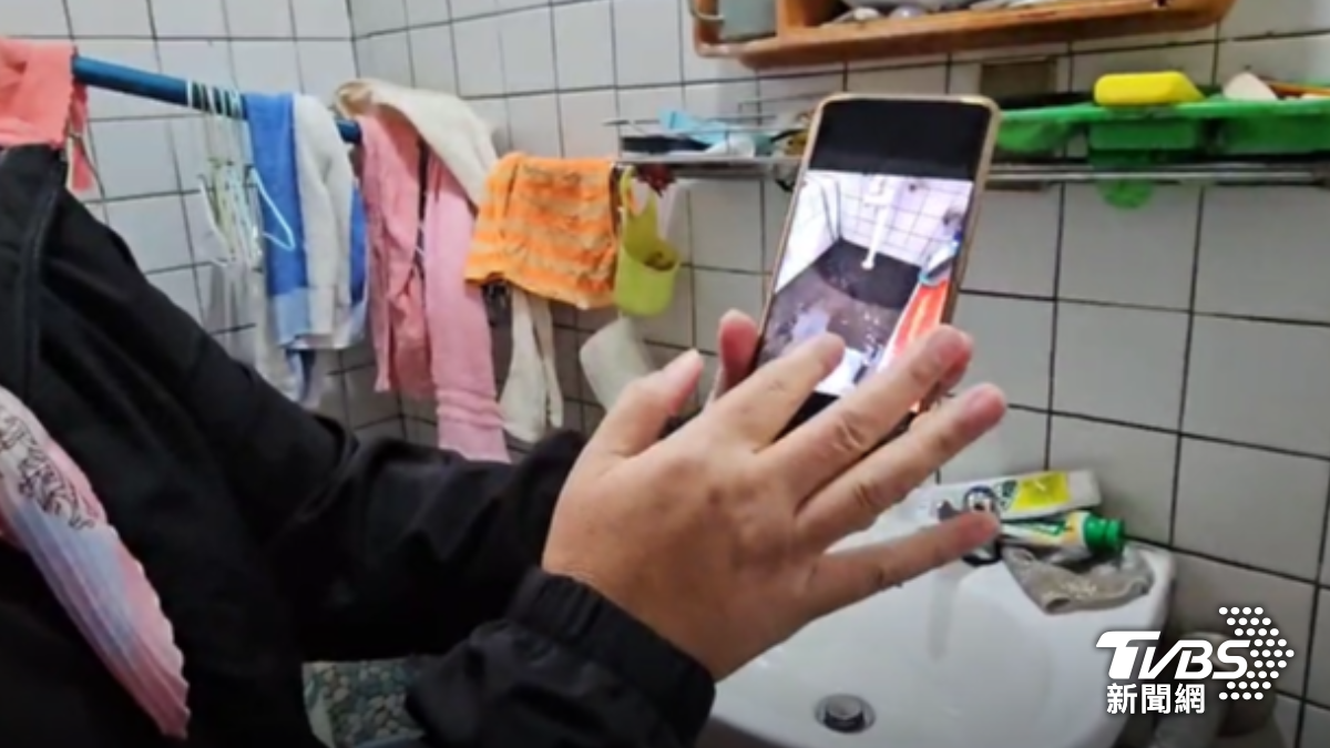 住戶稱汙水不只淹到浴室，就連廚房地板也遭殃。（圖／TVBS）