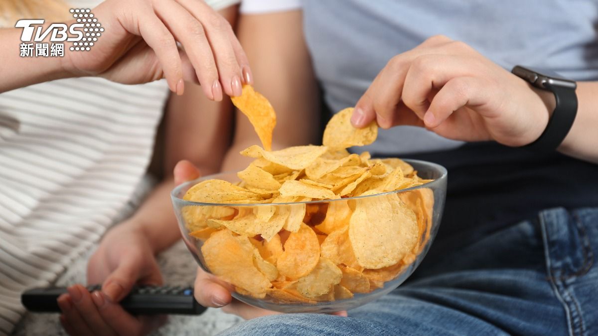 追劇零食藏陷阱！醫示警「3大傷腎炸彈」恐洗腎：5片是極限