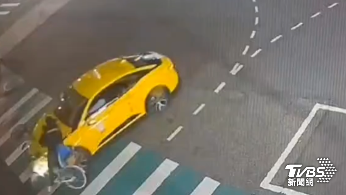 計程車左轉撞單車!騎士「倒地昏迷」 警方幫送醫釐清肇責