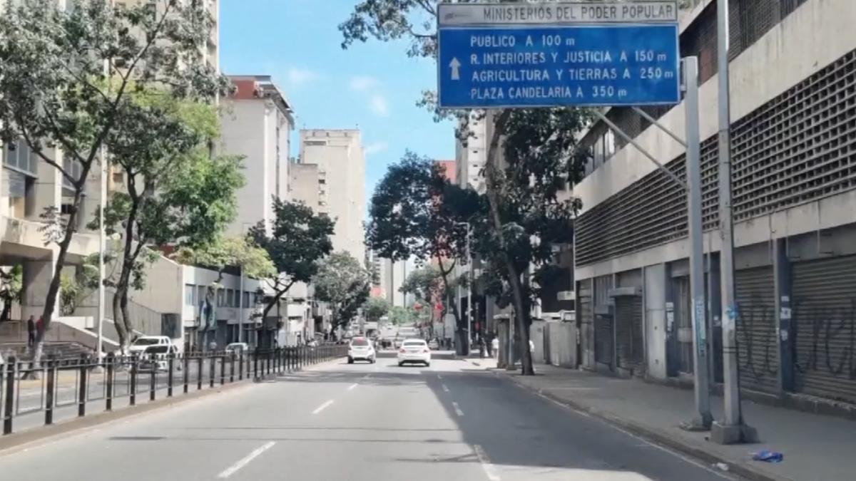 委內瑞拉被襲擊後,央視記者開車的道路街頭。(圖/央視)