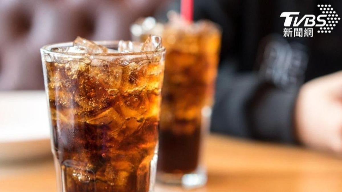 喝1杯=老4.6歲!美研究證實「這款飲料」越喝越老:跟抽菸一樣毒