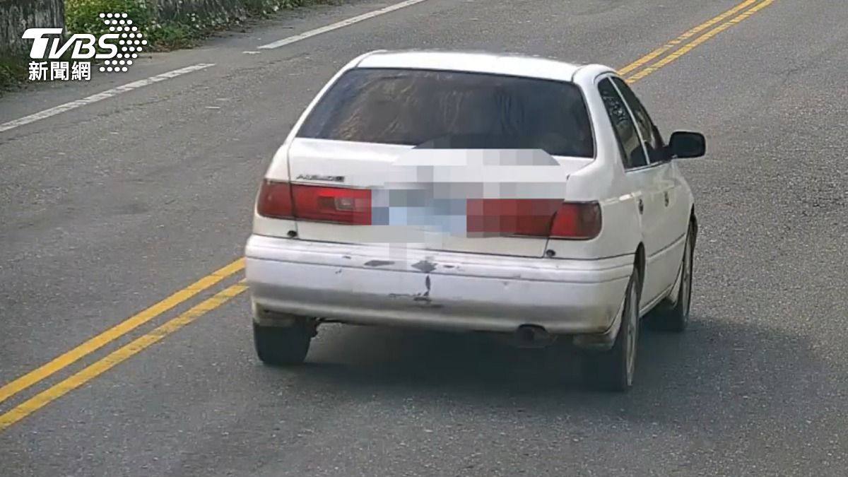 男子開車誤認仇家跟蹤,持獵槍射擊貨車。(圖/TVBS)