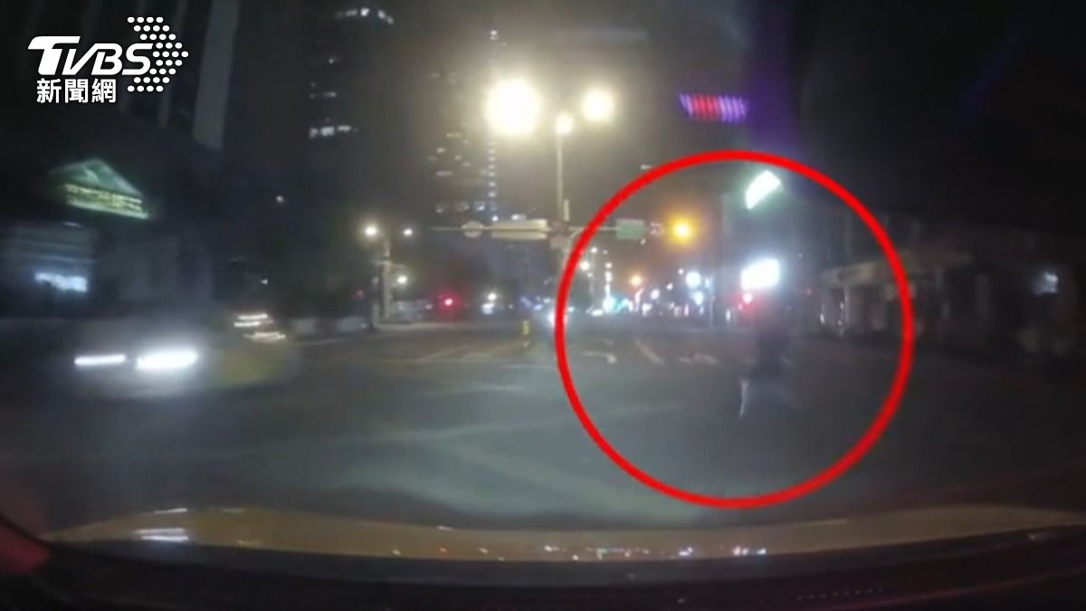 運將直行在路上,突然一名行人衝出來,還不是走在斑馬線上,釀成車禍。(圖/TVBS)