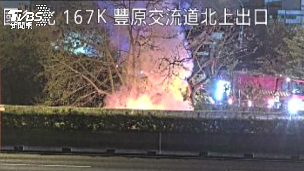 小貨車自撞交流道橋墩後翻落邊坡並起火燃燒,造成車上2人死亡且燒成焦屍。(圖/TVBS)