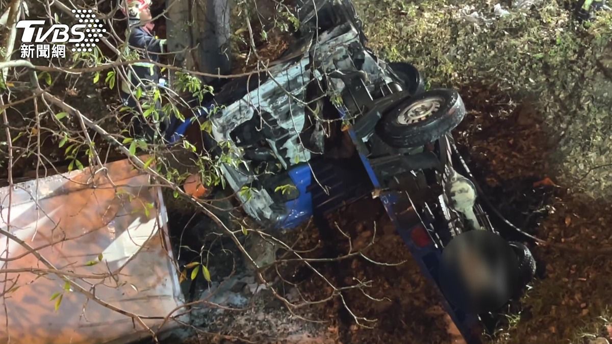 小貨車車頭幾乎全毀,冷藏車廂也因撞擊而分離,車輛殘骸散落四處。(圖/TVBS)