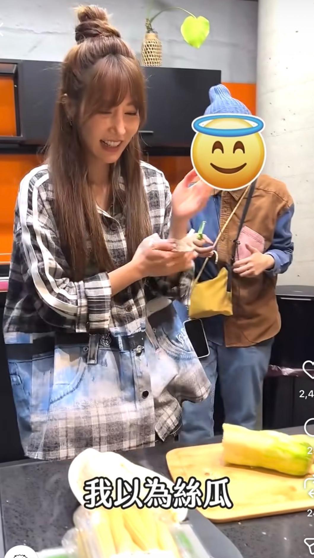 曾莞婷削絲瓜將綠色部分全部削掉。(圖/翻攝自《明星製作公司》IG)