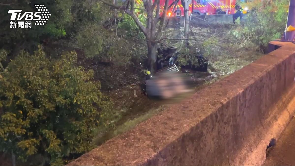 後續經過地毯式搜索,才發現駕駛與乘客2人均已燒成焦屍,連性別都無法辨認。(圖/TVBS)