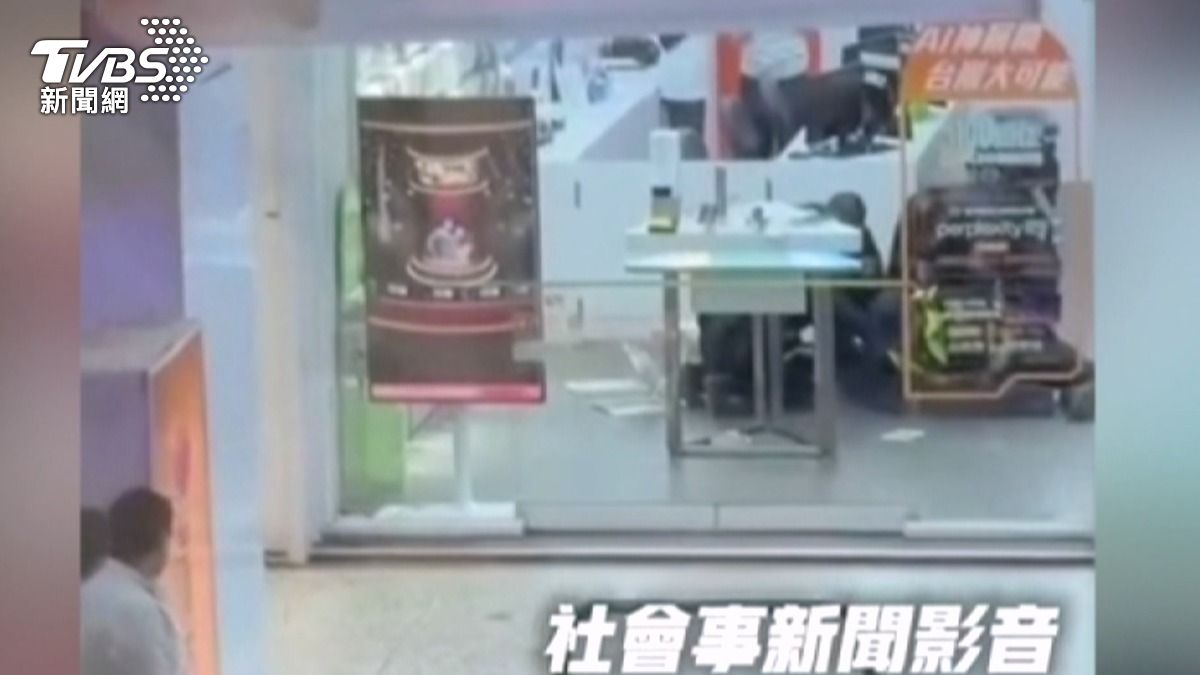 該名男子正準備在通訊行內鬧事,員警立即試圖將他帶離店內。(圖/翻攝社會事新聞影音)