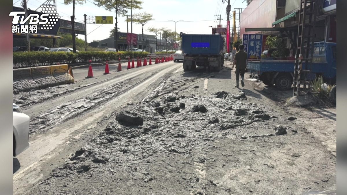 曳引車因前方車輛煞車導致車後斗砂土瞬間灑落路面,形成如土石流般的危險情況。(圖/TVBS)