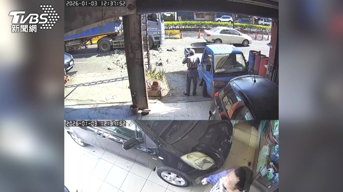 這起連環車禍造成兩名駕駛和一名58歲張姓男乘客受傷。(圖/民眾提供)