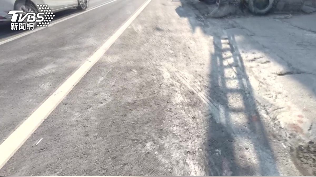 曳引車所屬公司已派員前往現場清理路面,事故發生後約30分鐘交通就恢復順暢。(圖/TVBS)