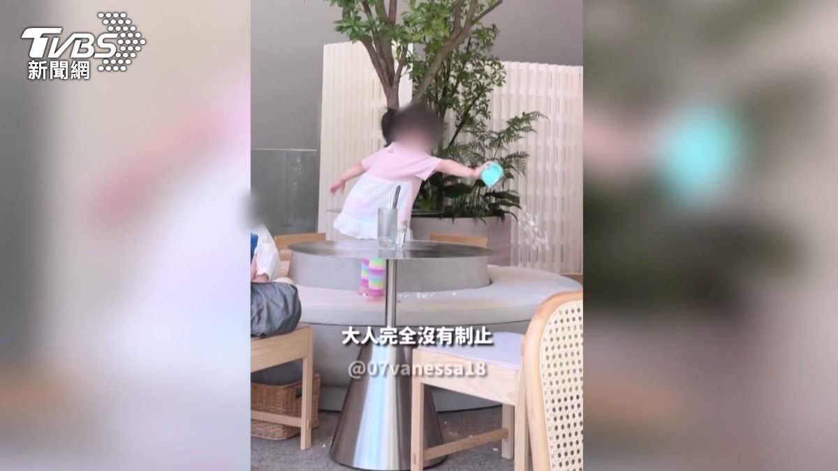 家長放任孩童「精衛填海」!石頭狂倒滿地 2店員蹲地撿石無人理。(圖/翻攝Threads 07vanessa18)