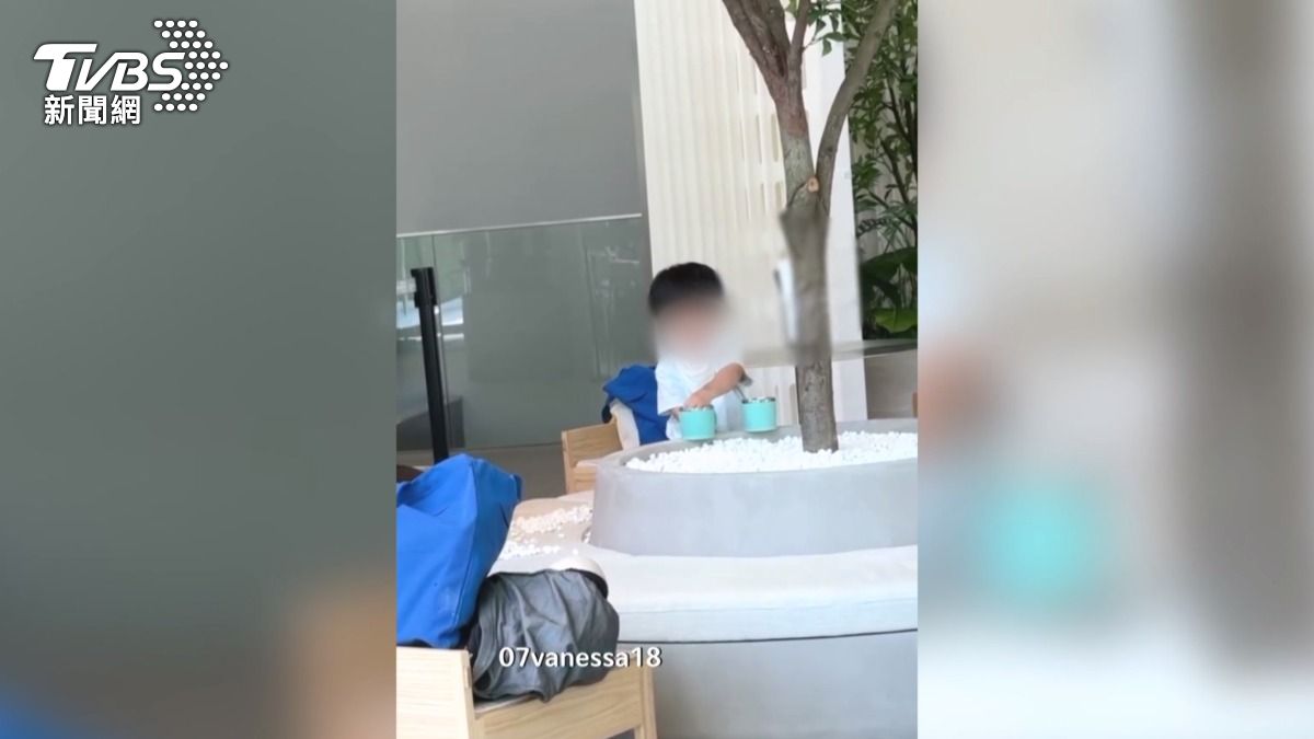 女童不斷將植栽裝飾石往兒童杯裡裝,再一杯杯倒到地面上。(圖/翻攝Threads 07vanessa18)