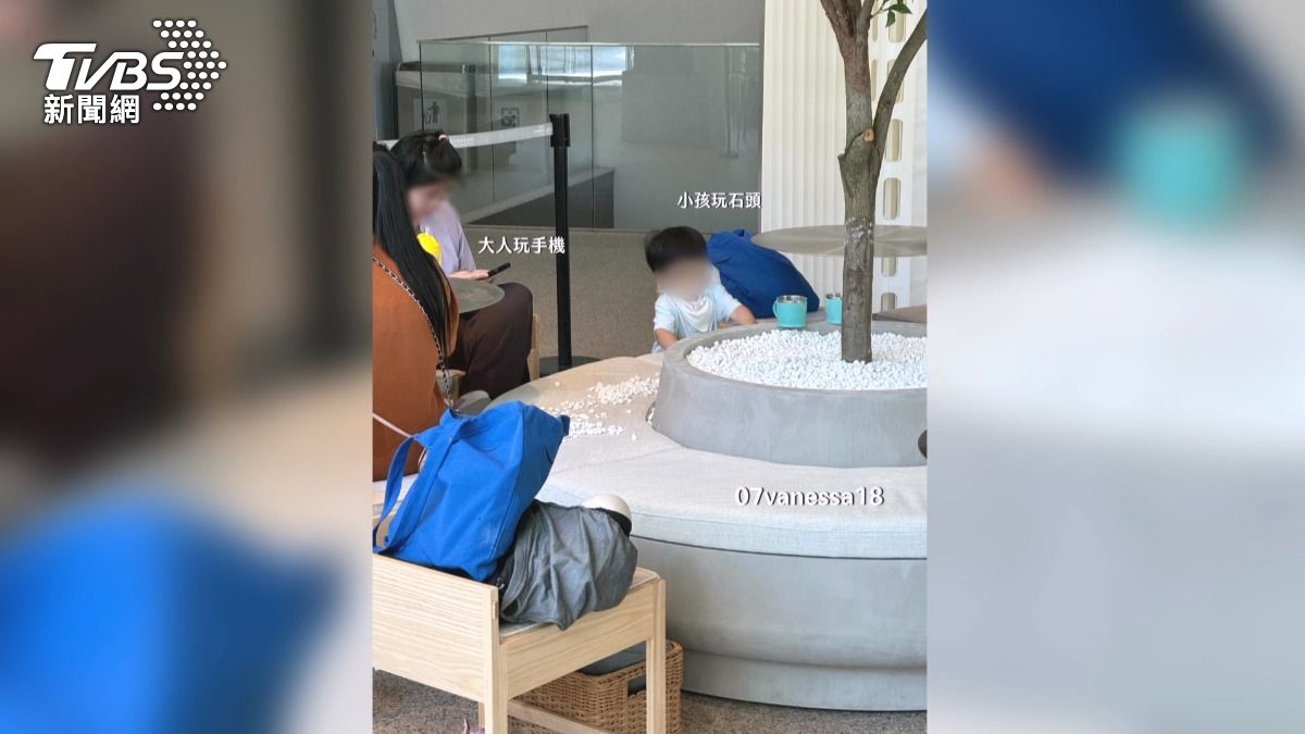 家長放任孩童「精衛填海」!石頭狂倒滿地 2店員蹲地撿石無人理。(圖/翻攝Threads 07vanessa18)