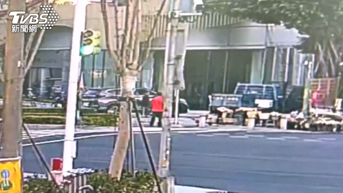 路人被酒醉男無故嗆聲後，拿出水果刀，還踢倒對方的腳踏車。（圖／TVBS）
