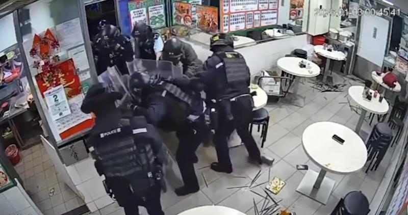 警方前後包夾，制伏失控女子。（圖／翻攝星島頭條）