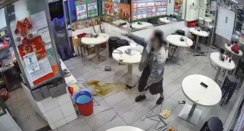 女子在店內與警方對峙，攻擊警方盾牌。（圖／翻攝星島頭條）
