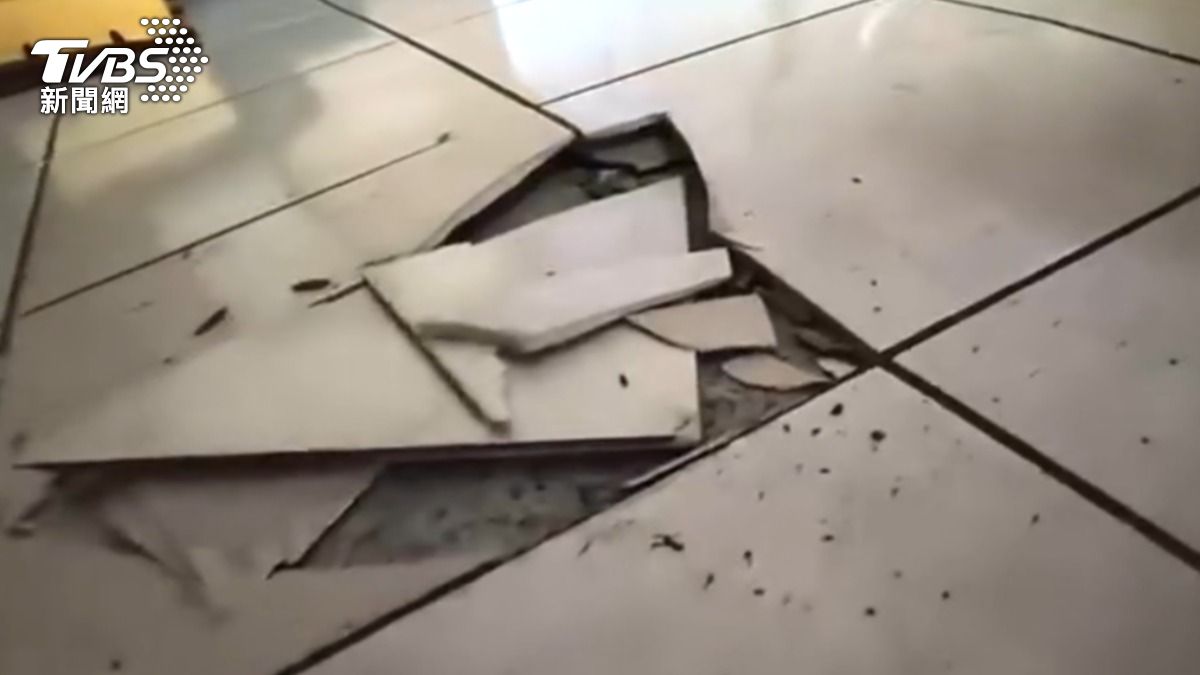住戶家裡地板磁磚膨拱爆裂。(圖/當事住戶提供)