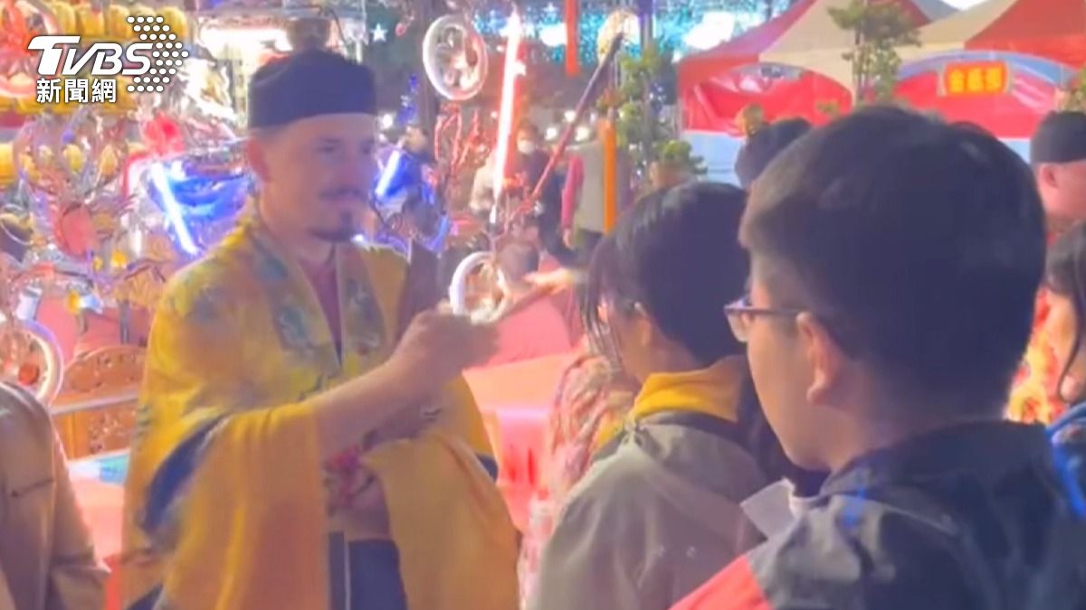 JACK因與廟裡一名法師的兒子結為好友，進而接觸並學習台灣宗教文化。(圖／TVBS)