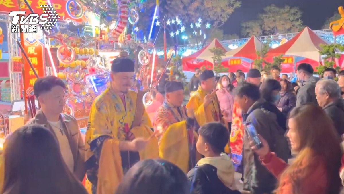 捷克的外國道士JACK，每次為信眾完成祈福儀式後，都會用中文說一句「平安」。(圖／TVBS)