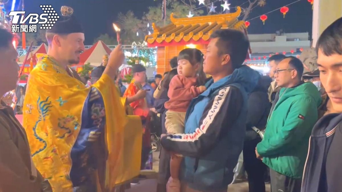 JACK積極參與其中，用他所學的技能為台灣信眾服務。(圖／TVBS)