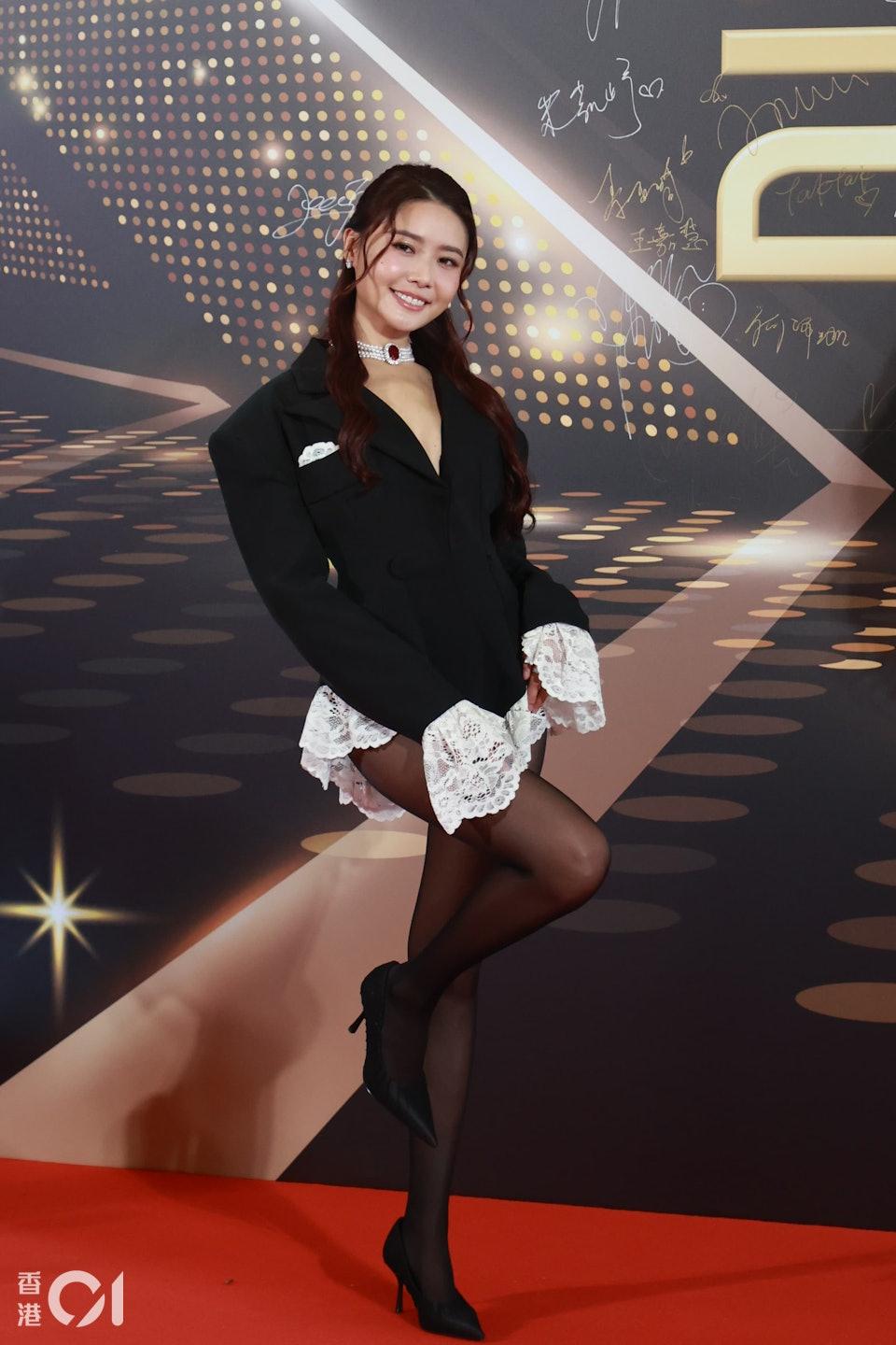 戴祖儀穿著黑絲襪搭配西裝外套、花邊上衣，搭配細高跟鞋，整體造型酷勁十足，帶有一絲性感與可愛。（圖／香港01提供）