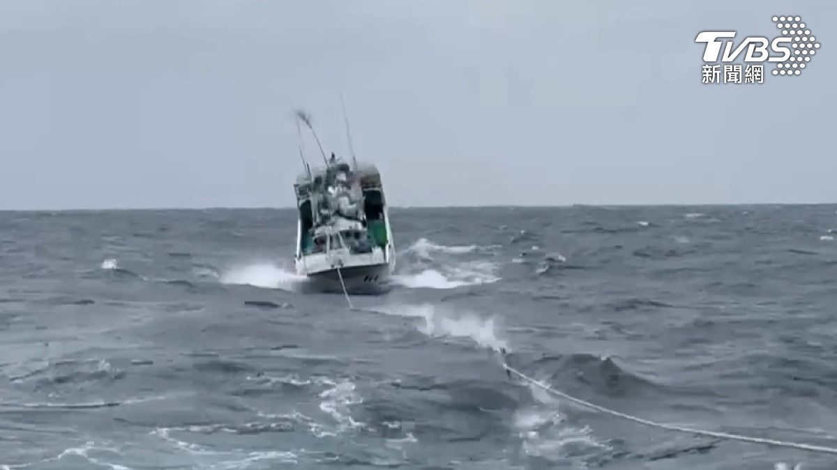 雲林艦及時救援,交由其他漁船接手拖帶,安全進入東港漁港,船上5人全數平安。(圖/TVBS)
