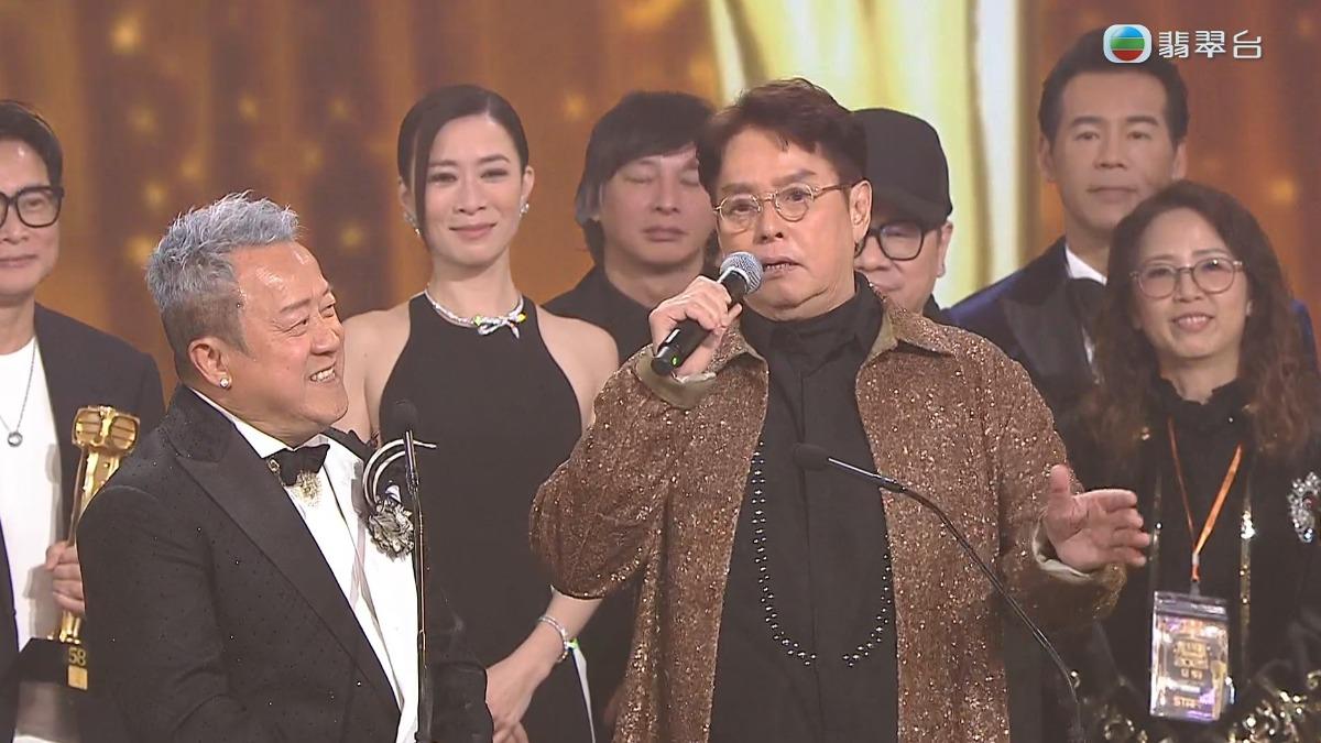 好友譚詠麟遞獎給曾志偉。（圖／翻攝自翡翠台）