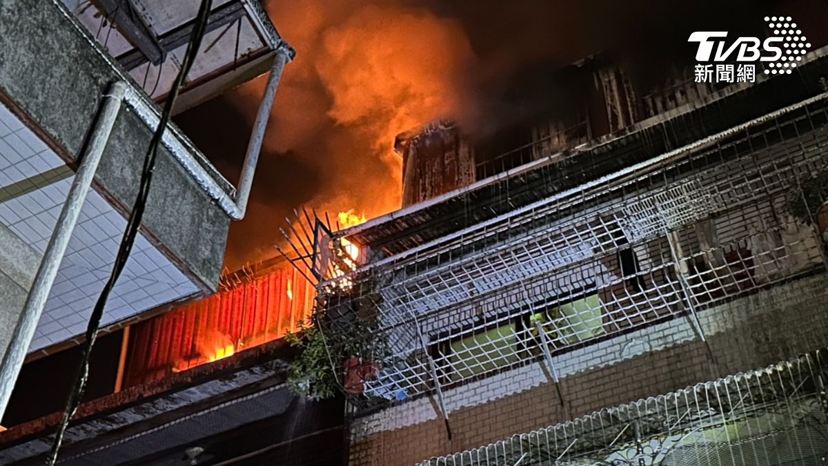 快訊/基隆民宅頂加清晨突起火「烈焰竄天」 消防急疏散住戶