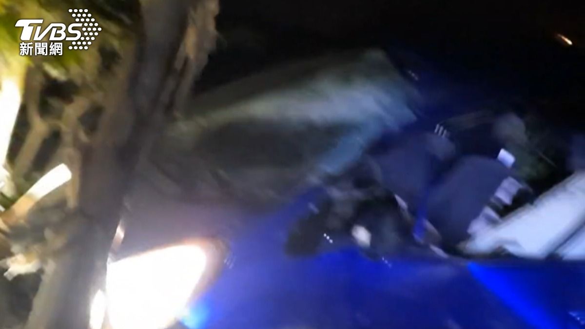 台1線驚悚車禍！30歲男撞斷電桿噴飛　倒草叢頭骨碎裂慘死