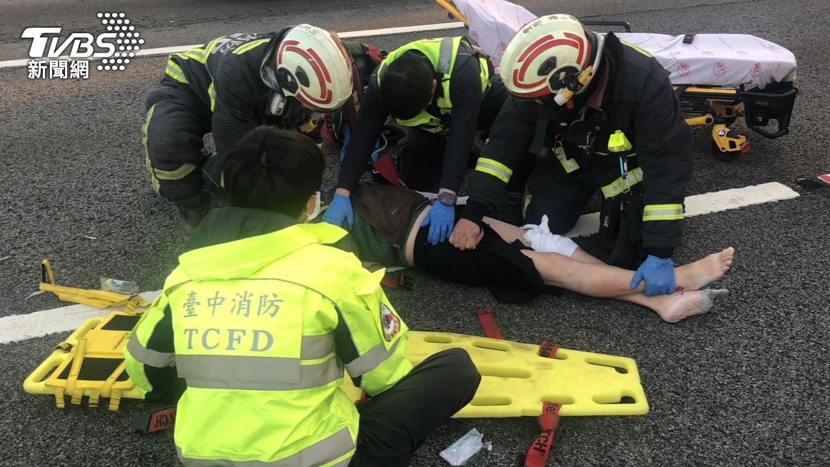 國4貨車開到一半突停下!慘遭水泥車追撞 駕駛噴飛骨折命危