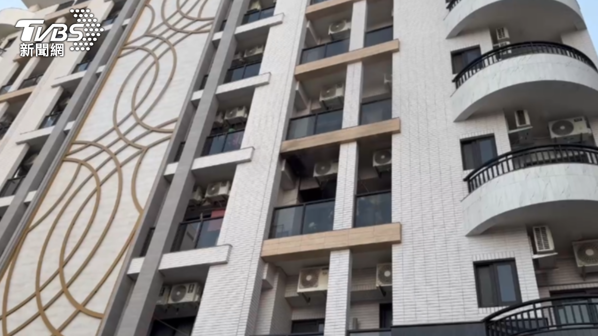 快訊/台南社區大樓火警!火舌、濃煙狂竄 3女受困陽台求救