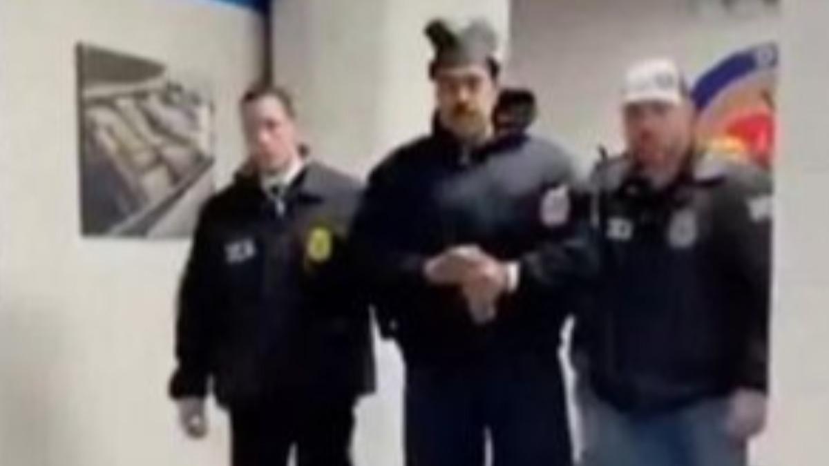 委內瑞拉總統馬杜洛被捕後陸續換了至少3套服裝。(圖/翻攝自Vox)